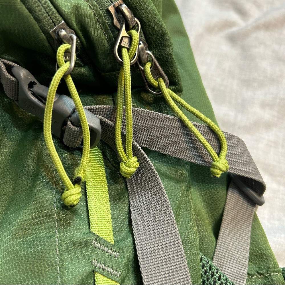 Camelbak Cloud Walker 18 Hydration Green Backpack Hiking Outdoor Gorpcore - Picture 16 of 16
